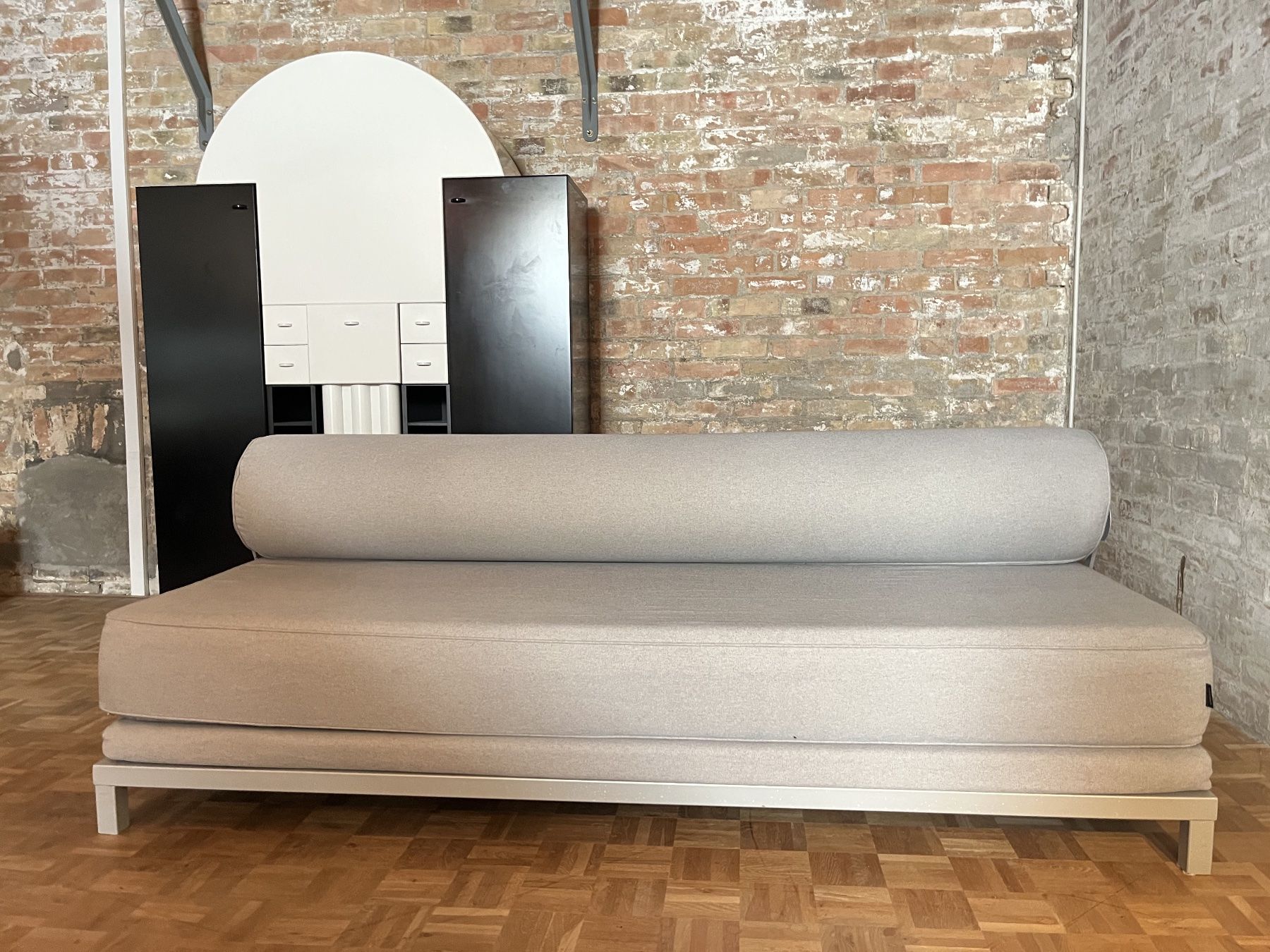 Divani: Softline Sleep Daybed  – Design Schlafsofa hellgrau – Usato da Bühler venduto da AU26
