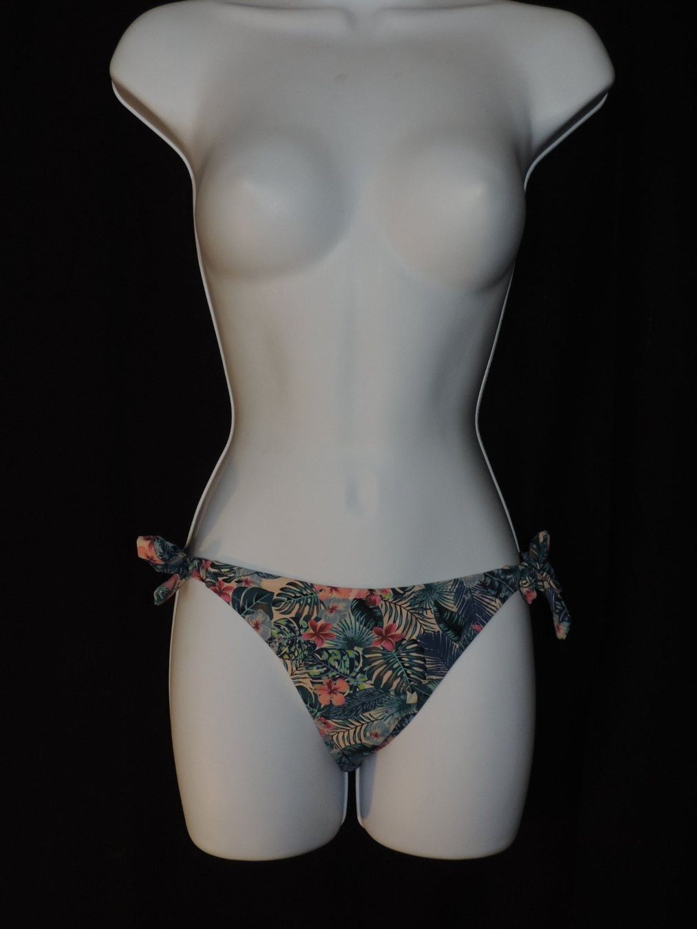 Costumi da bagno & Bikini: culotte de maillots de bain fleurs exotiques – Usato da Genève venduto da Axelle333 1