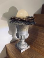 2 Amphoren inkl. Weidenkranz und Strausseneier