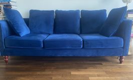 Canapé trois places en velours bleu bon état général