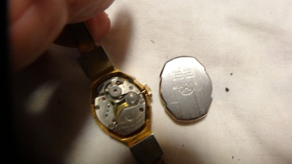 Montres: BULER SEHR  KLEINE UHR.HANDAUFZEUG .17J.4 STEIN.LÄÜFT. – D'occasion à zürich par ahmad01 5