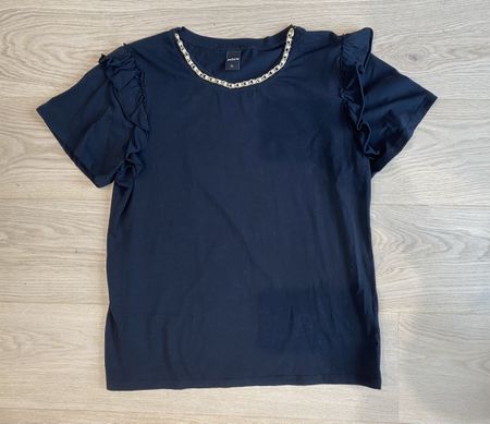 Joli t-shirt noir à volants col chaînes collier en perles XL