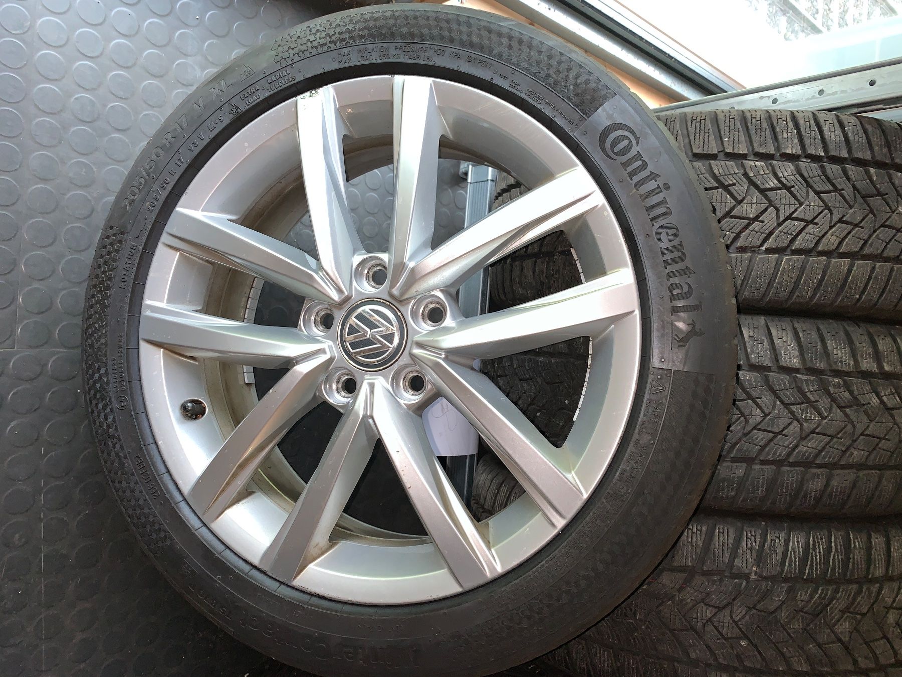 Volkswagen Pneumatici & Ruote complete: 4 Kompletträder mit Winterreifen – Usato da Fischenthal venduto da inf_k2jf 3