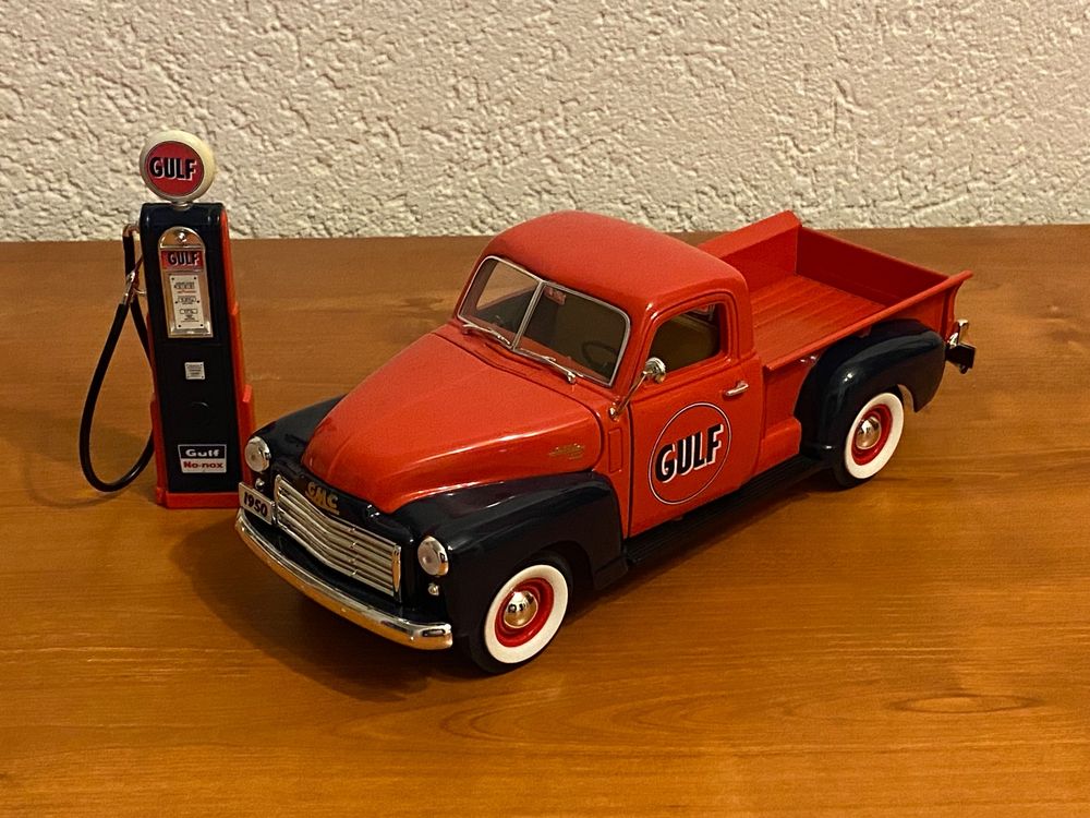 Modèle Réduit Greenlight 1:64 - GMC 2500 High Sierra Avec Pompe à Essence 1984 - Marron Métallisé - Neuf