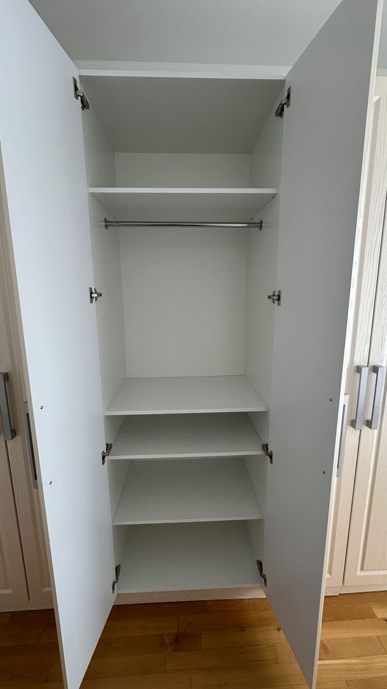 Schränke: Grosser Kleiderschrank weiss – Gebraucht aus Wallisellen von Driton-PR 3