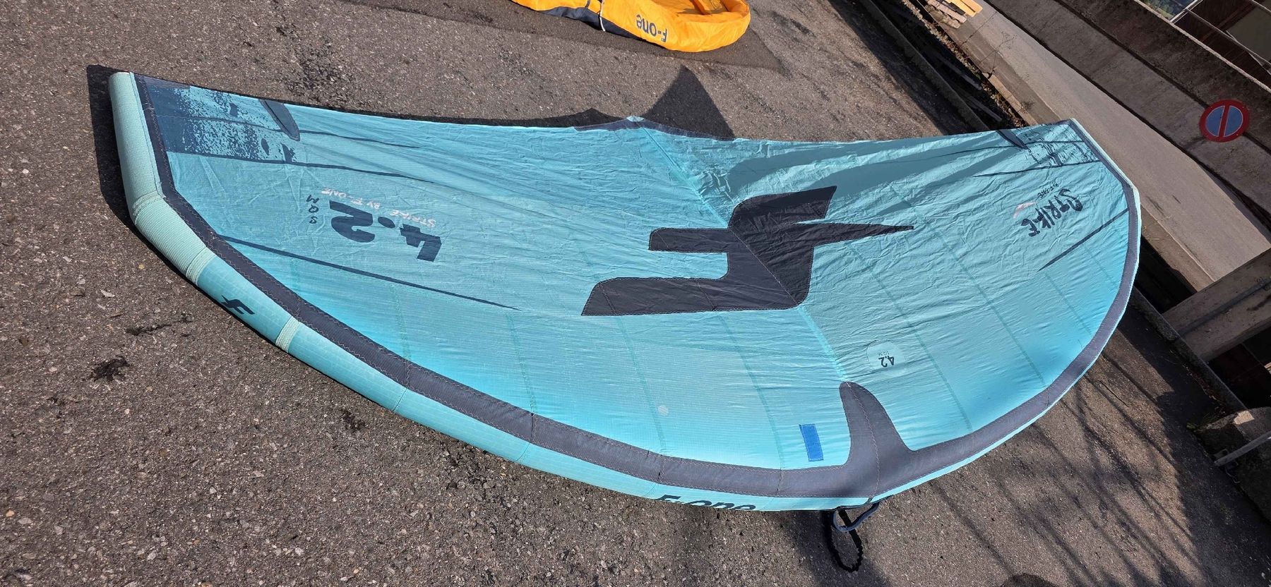 Surf: F-ONE STRIKE 4.2 qm Wing Foil Kite gebraucht – Usato da Goldau venduto da antch