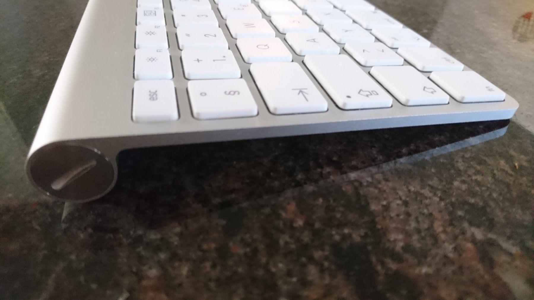 Apple Tastiere: Apple Wireless Keyboard A1314 – Schweizer (CH) – Usato da Bern venduto da Hurti 2