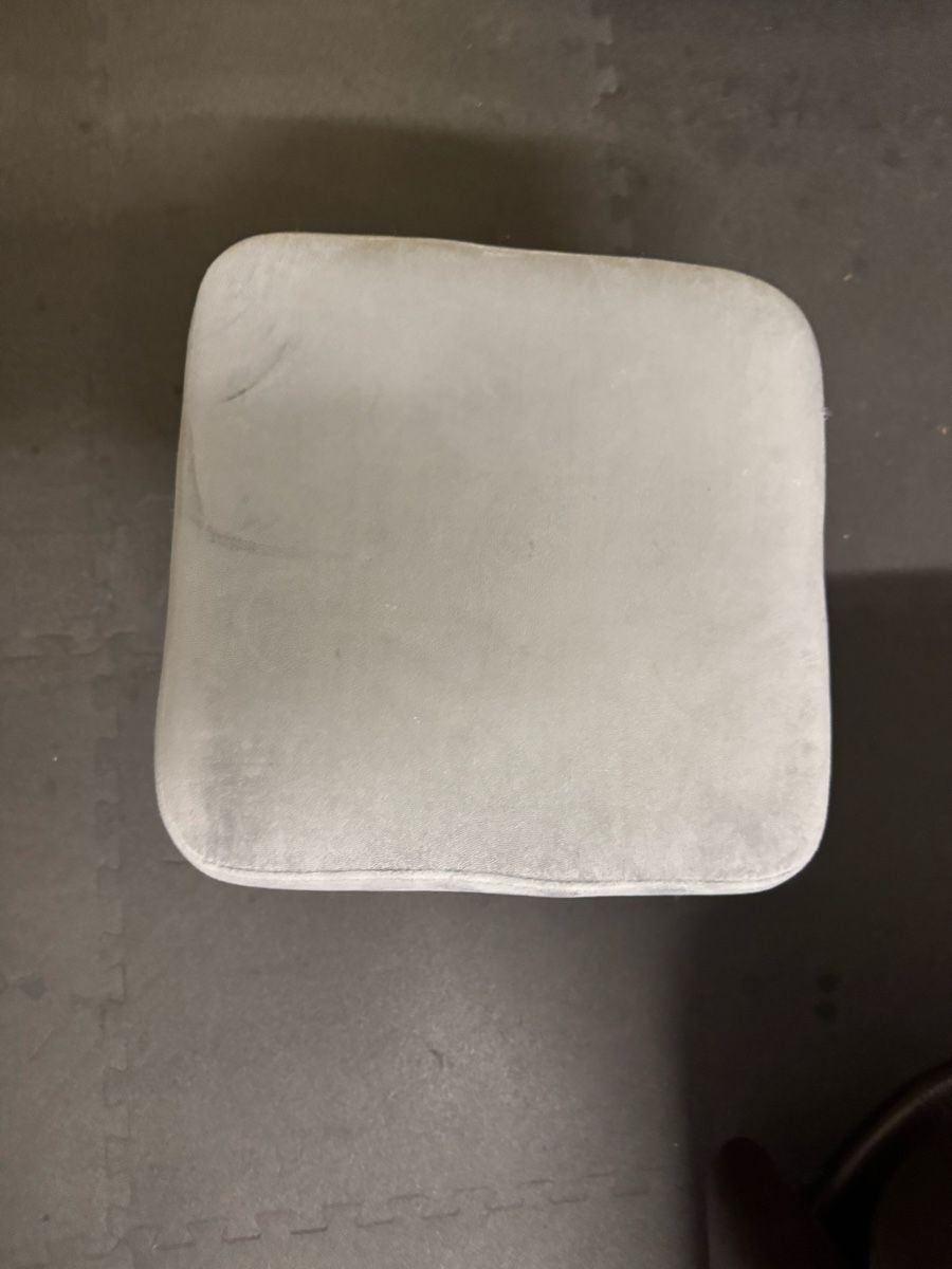 Hocker: Pouff/Sgabello imbottito grigio chiaro - Ottimo stato! – Neu (gemäss Beschreibung) aus Viganello von BlackPanda0003 1