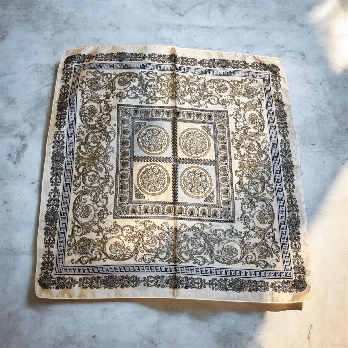 Foulard & Sciarpe: Foulard – Nuovo e nell'imballaggio originale da Châtel-St-Denis venduto da Montclair_Swiss 5