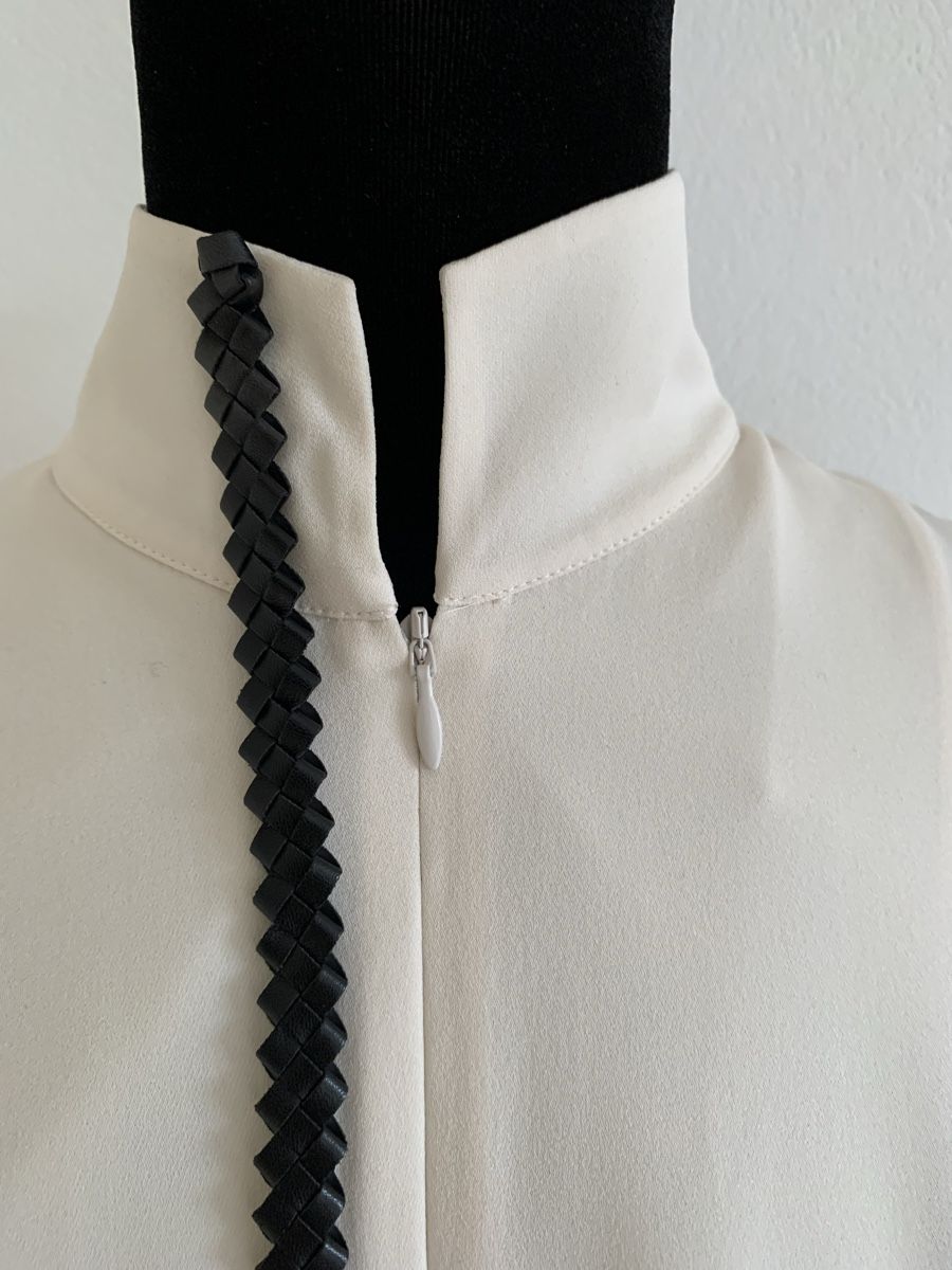Akris Camicette: AKRIS: puderfarbene Seiden-Bluse mit Lederverzierung – Usato da Luzern venduto da paulablue 1