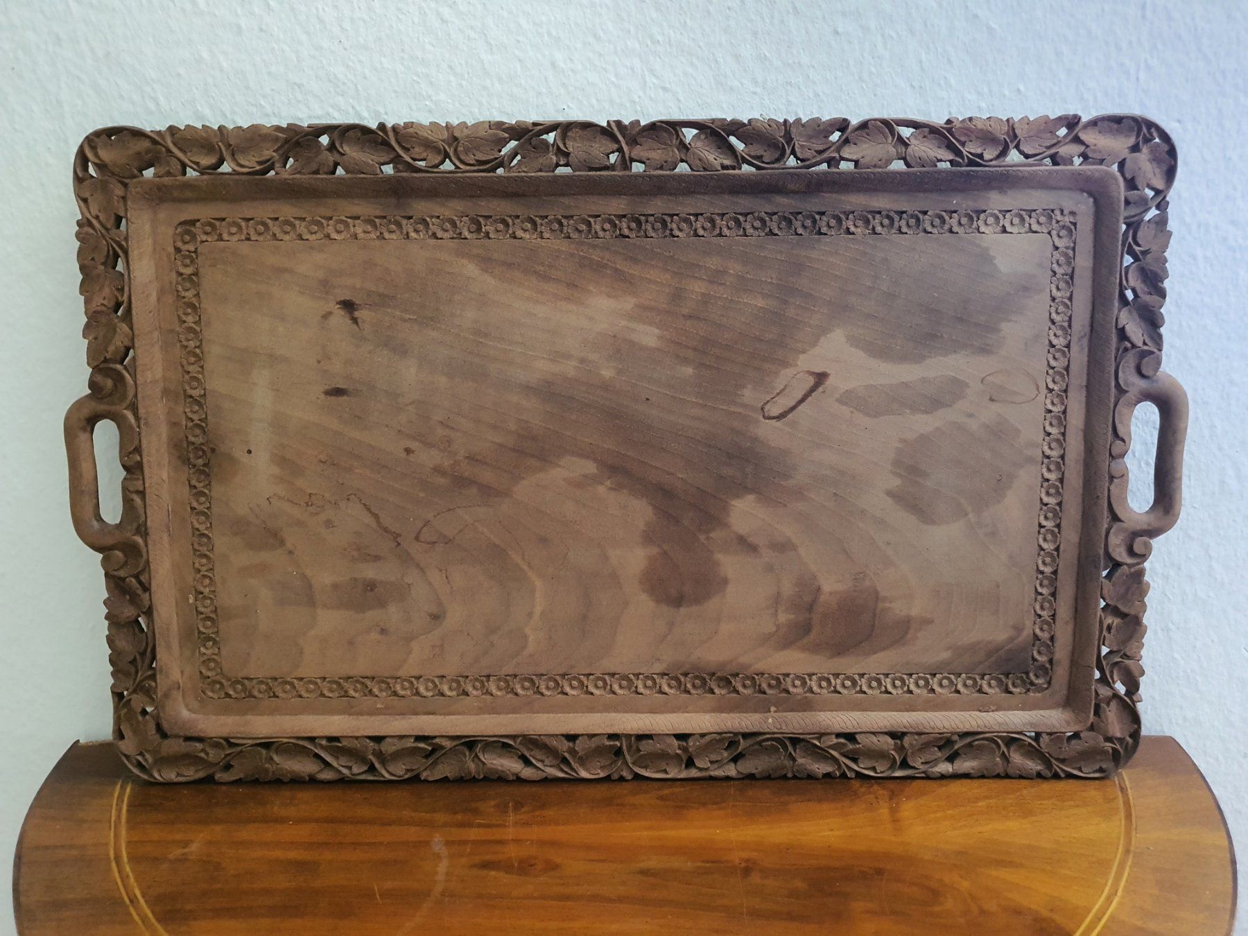 Piatti di portata: Altes Vintage Holz Serviertablett Tablett geschnitzt – Usato da Schaffhausen venduto da pfanis09