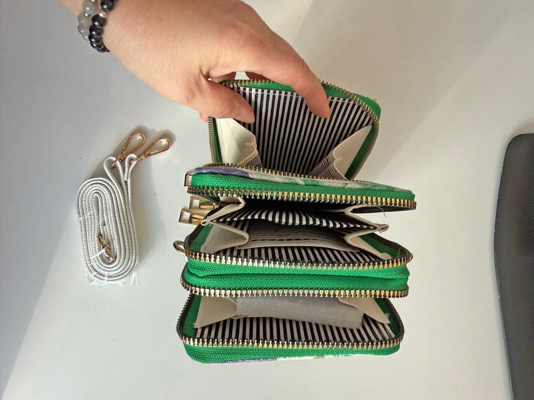 Borse da donna: Handytasche mit Portemonnaie / Farbe Grün – Nuovo e nell'imballaggio originale da Eschenbach SG venduto da Sums 3