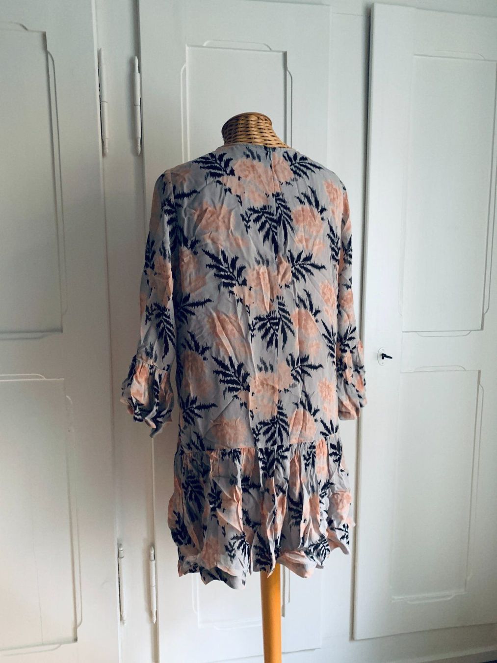 Ganni Vestiti: GANNI - Chiffon Kleid hellgrau gemustert – Usato da Zürich venduto da Diazaio 2