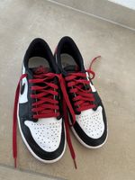 Baskets Nike Air Jordan 1 Low noir blanc rouge état moyen