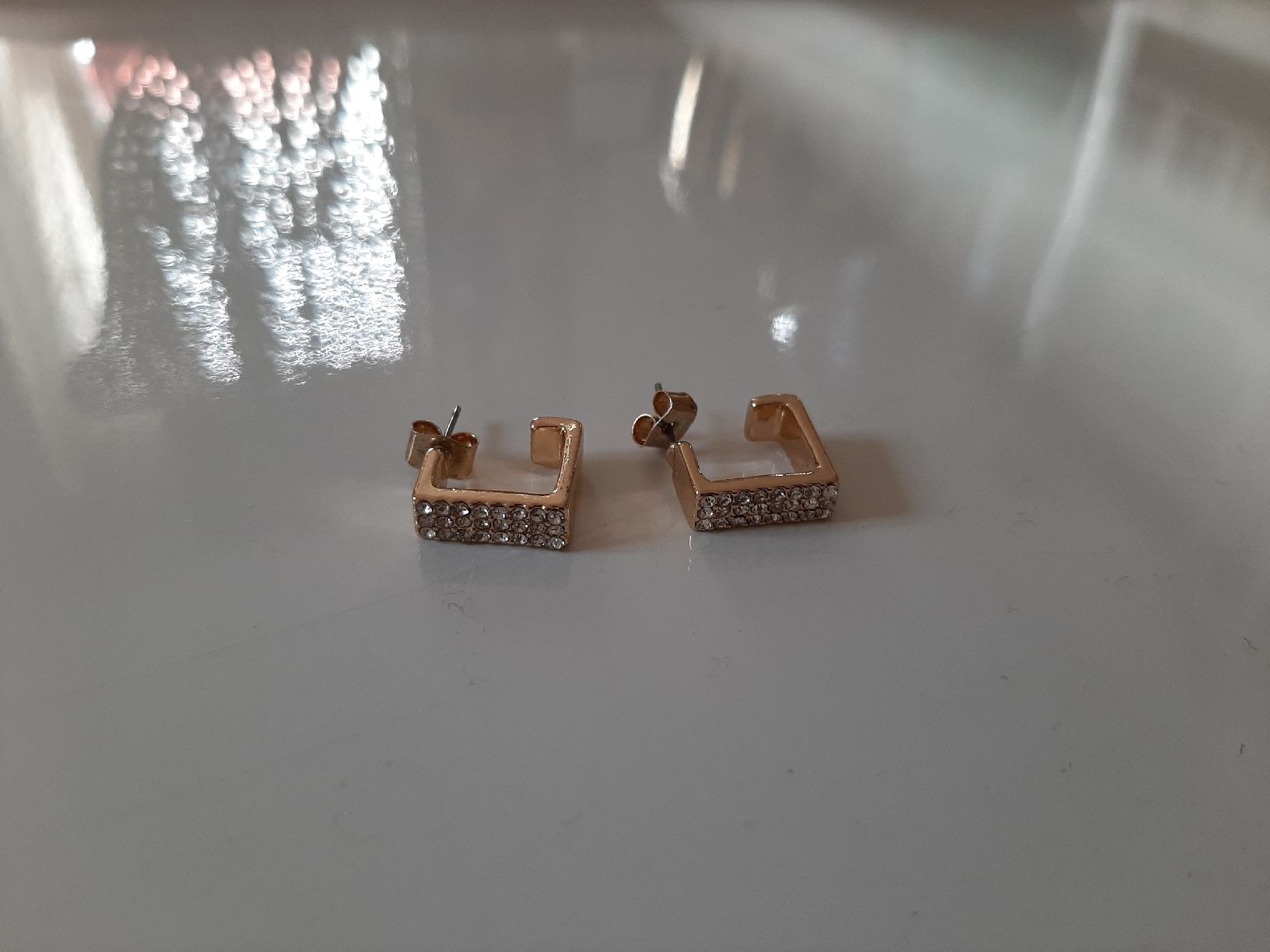 Orecchini pendenti & Orecchini a lobo: Boucles d'oreilles carrées avec strass – Usato da Lausanne venduto da Cognitia
