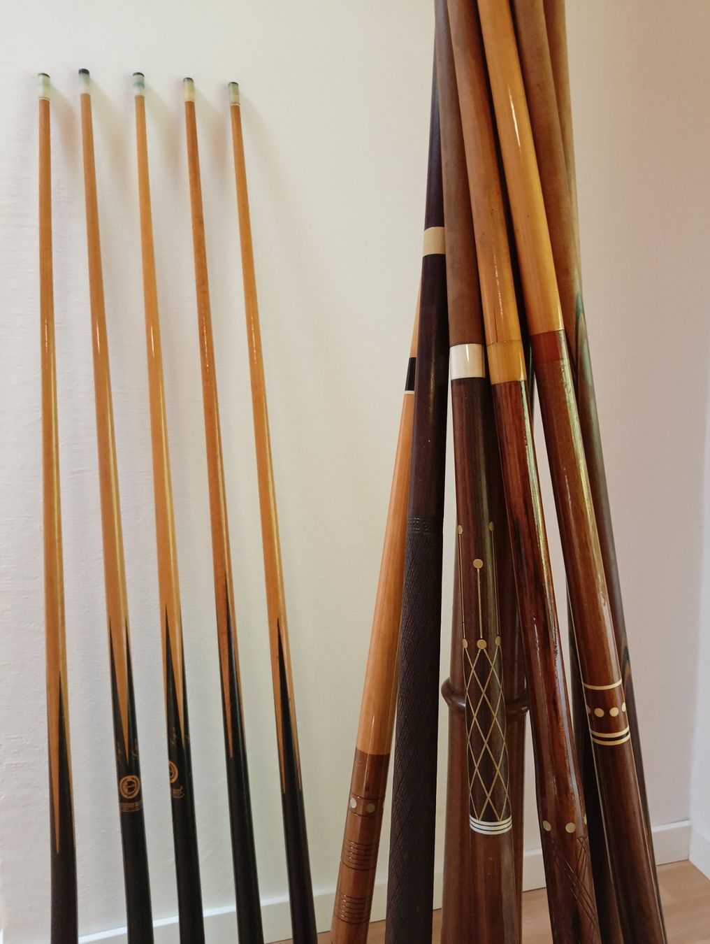 Tavoli da biliardo: Billiard Ständer mit Queues - Vintage – Usato da Lumino venduto da Happy4Happy 2