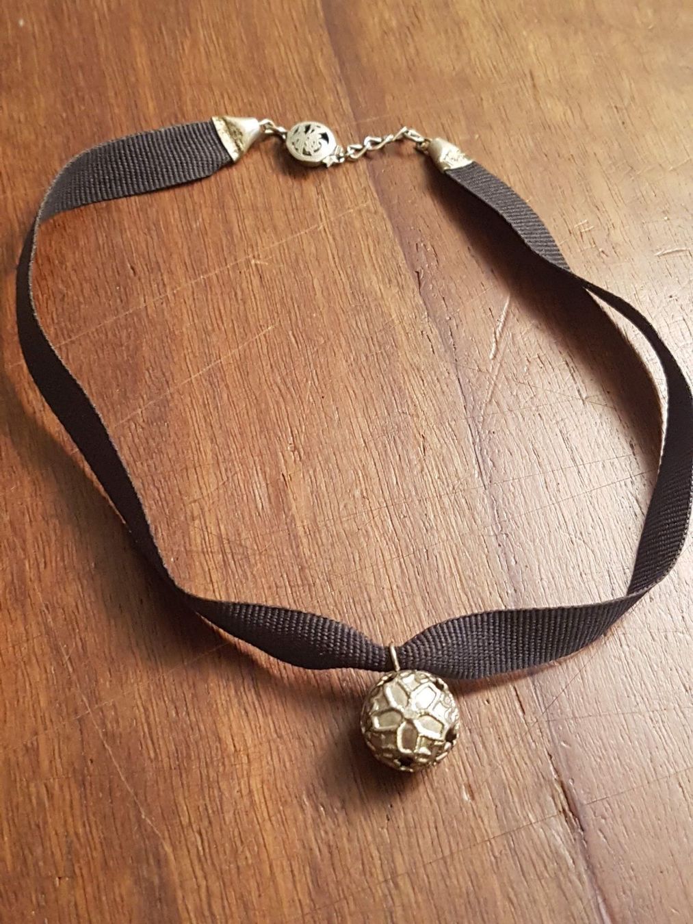 Catenine: Halsband Halskette mit Glocke ziseliert – Usato da Ettingen venduto da Maranathatalitha 2