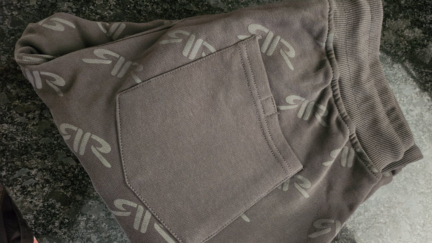 Maglioni & Felpe: Retro Kapuzenpullover mi Training Hose – Usato da Kreuzlingen venduto da Kissriri 3