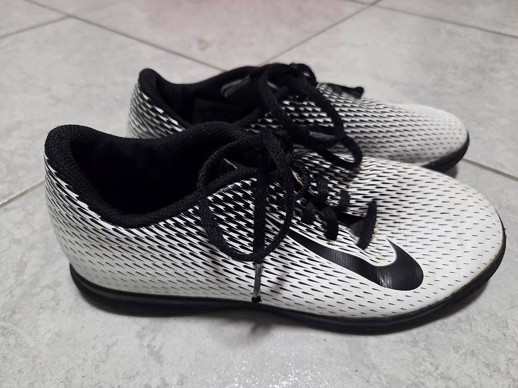Scarpe per ragazzi: Hallenschuhe Nike Grösse 38.5 – Usato da Goldach venduto da ladybird75