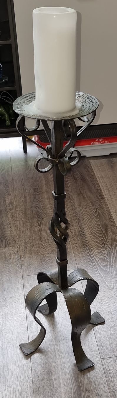 Portacandele: Schmiedeeiserner Kerzenständer mit Kerze, Deko 70cm – Usato da Erschwil venduto da hexeraus