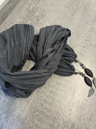 Damen Schal grau mit Schmuckelementen guter Zustand