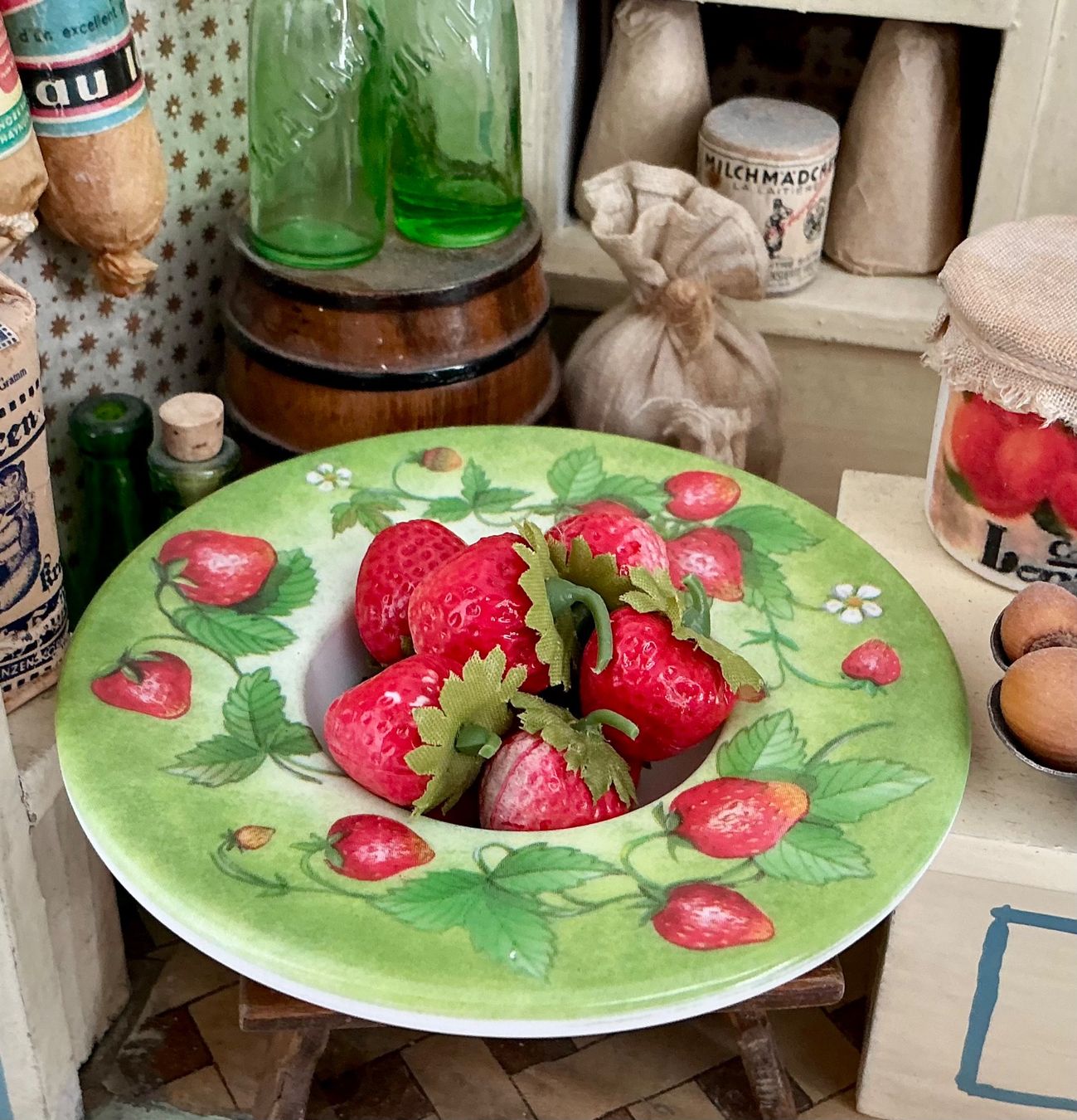 Giocattoli: TELLERCHEN MIT SÜSSEN KLEINEN ERDBEEREN – Usato da Zell LU venduto da Silvermemory 5