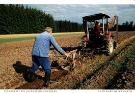 Feldarbeit bei Altensteig-Spielberg. Pflügen