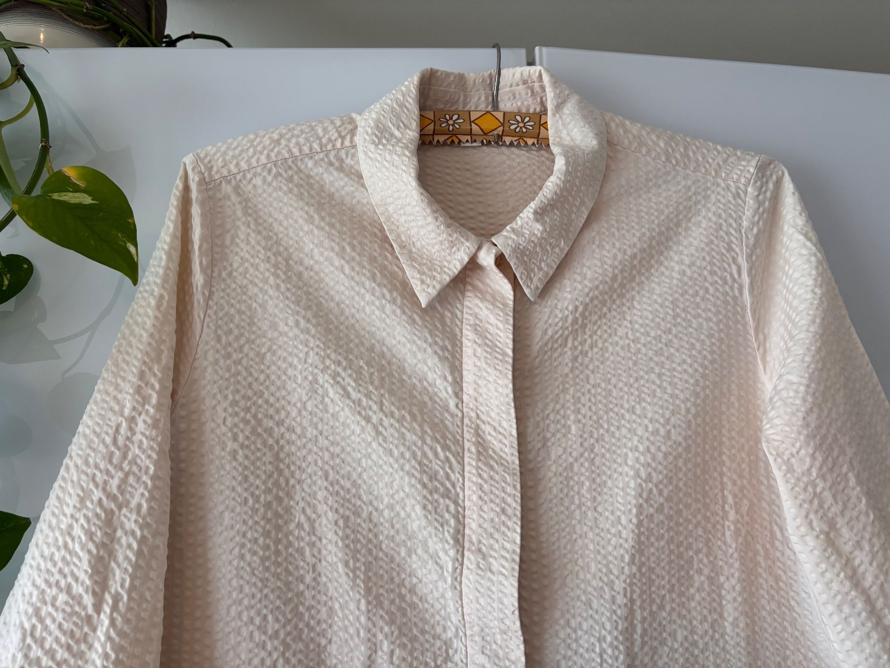 Cos Camicette: COS cremefarbene Bluse Seersucker Gr. 38 – Usato da Zürich venduto da missmodernage 1