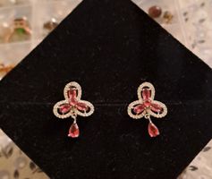 Boucles d'oreilles élégantes avec pierres roses.