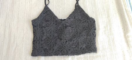 Top Zara court noir en dentelle avec bretelles fines - Taill