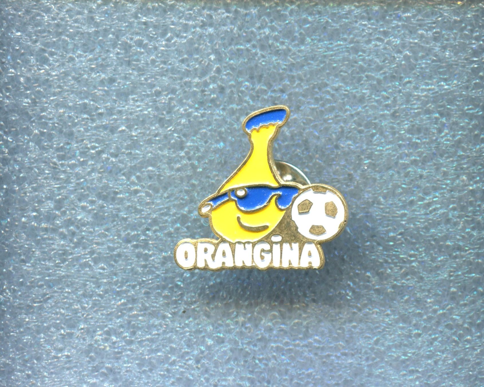 Plaketten & Abzeichen: ORANGINA – Gebraucht aus Winterthur von Sammleroase
