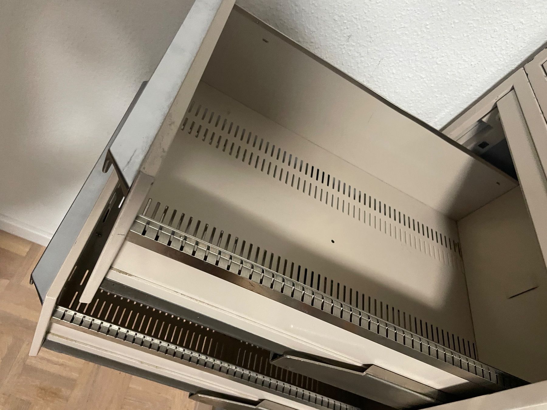 Bigla Kommoden: Meuble de bureau Bigla – Gebraucht aus Sion von aud_96b6 1