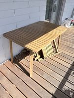 Tisch mit 4 Stühlen