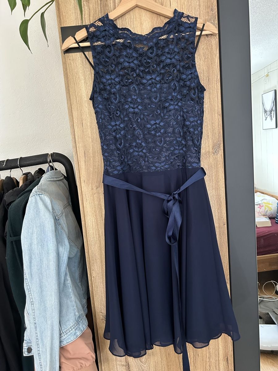 Vestiti: Elegantes dunkelblaues Spitzenkleid – Nuovo (secondo la descrizione) da Gattikon venduto da salomefrehner