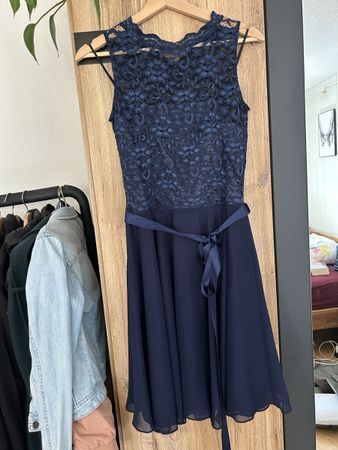 Elegantes dunkelblaues Spitzenkleid