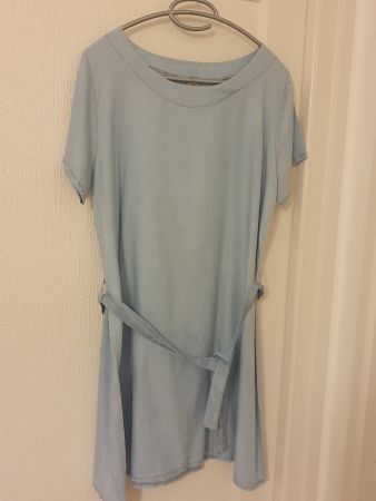 Robe courte bleu clair ceinturée, style décontracté d'été