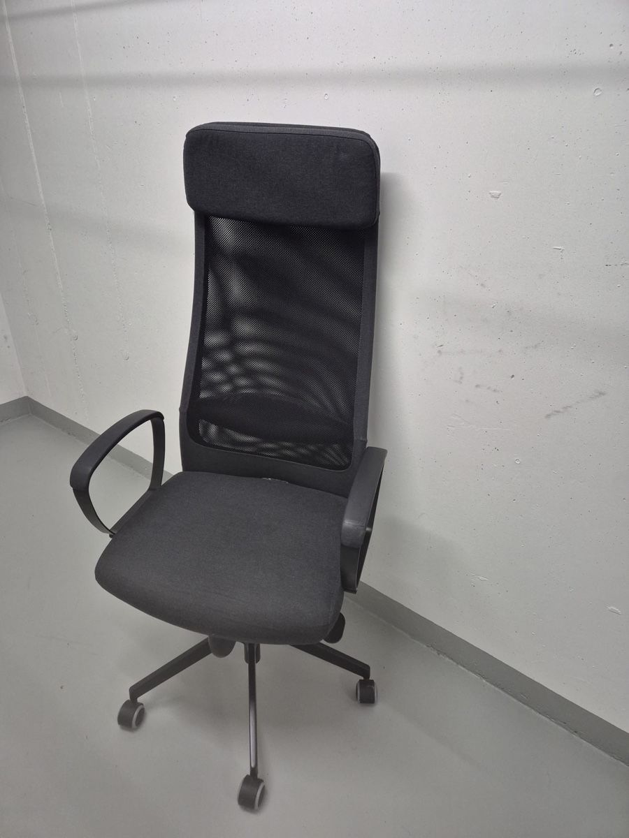 Ikea Chaises: Ikea Schreibtisch Stuhl  – D'occasion à Sennwald par Vallhalla1991