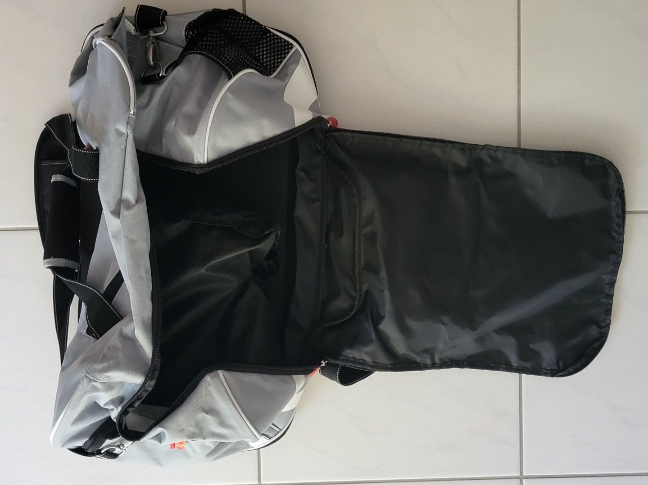 Borse: Sport- oder Reisetasche grau schwarz (seitliches Schuhfach) – Usato da Eschlikon TG venduto da Hirzliblick 5