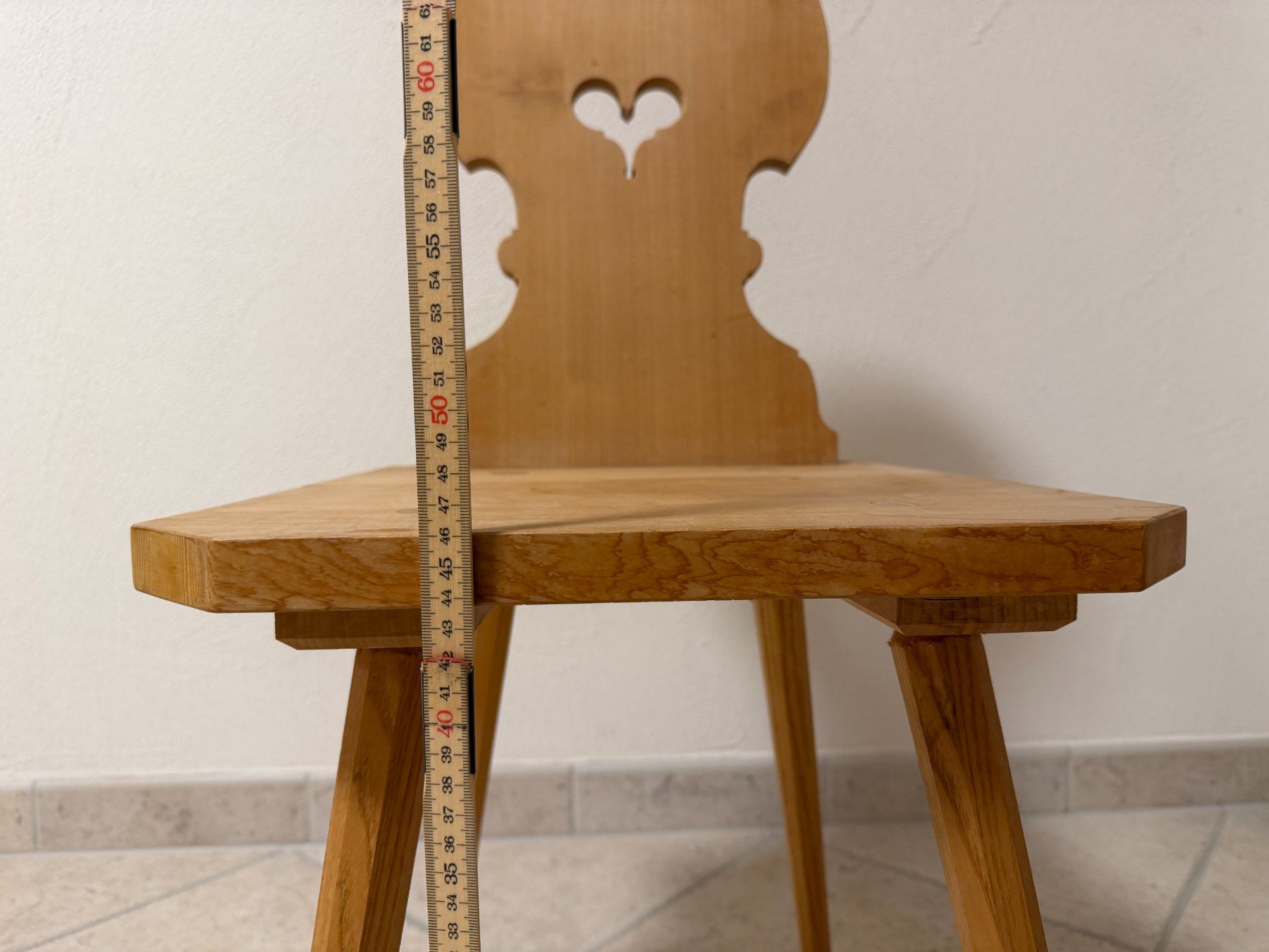 Chaises: Rustikaler Holzstuhl mit Herz, Sttabelle – D'occasion à Jenaz par Sandrobordoli 5