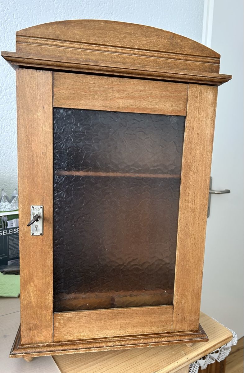 Armadi: Rustikaler  Apotheker Hängeschrank, Holz, mit Glastür. – Usato da Gwatt (Thun) venduto da ate_6ng8