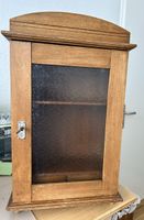 Rustikaler  Apotheker Hängeschrank, Holz, mit Glastür.