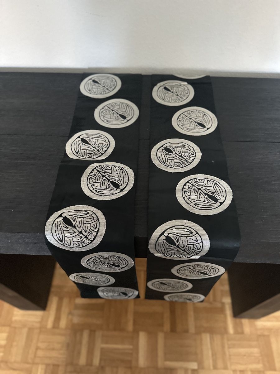 Tutte le decorazioni: Vintage Japanese Obi | Silver Kamon – Usato da Zürich venduto da Curated.Chapters 3