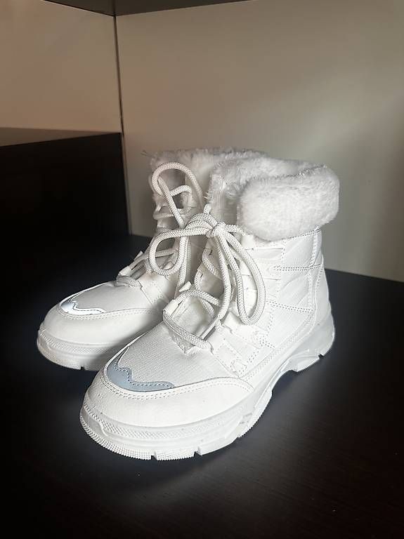 Scarpe da donna: Vendo stivaletti caldi  – Usato da Canobbio venduto da BellaS. 1