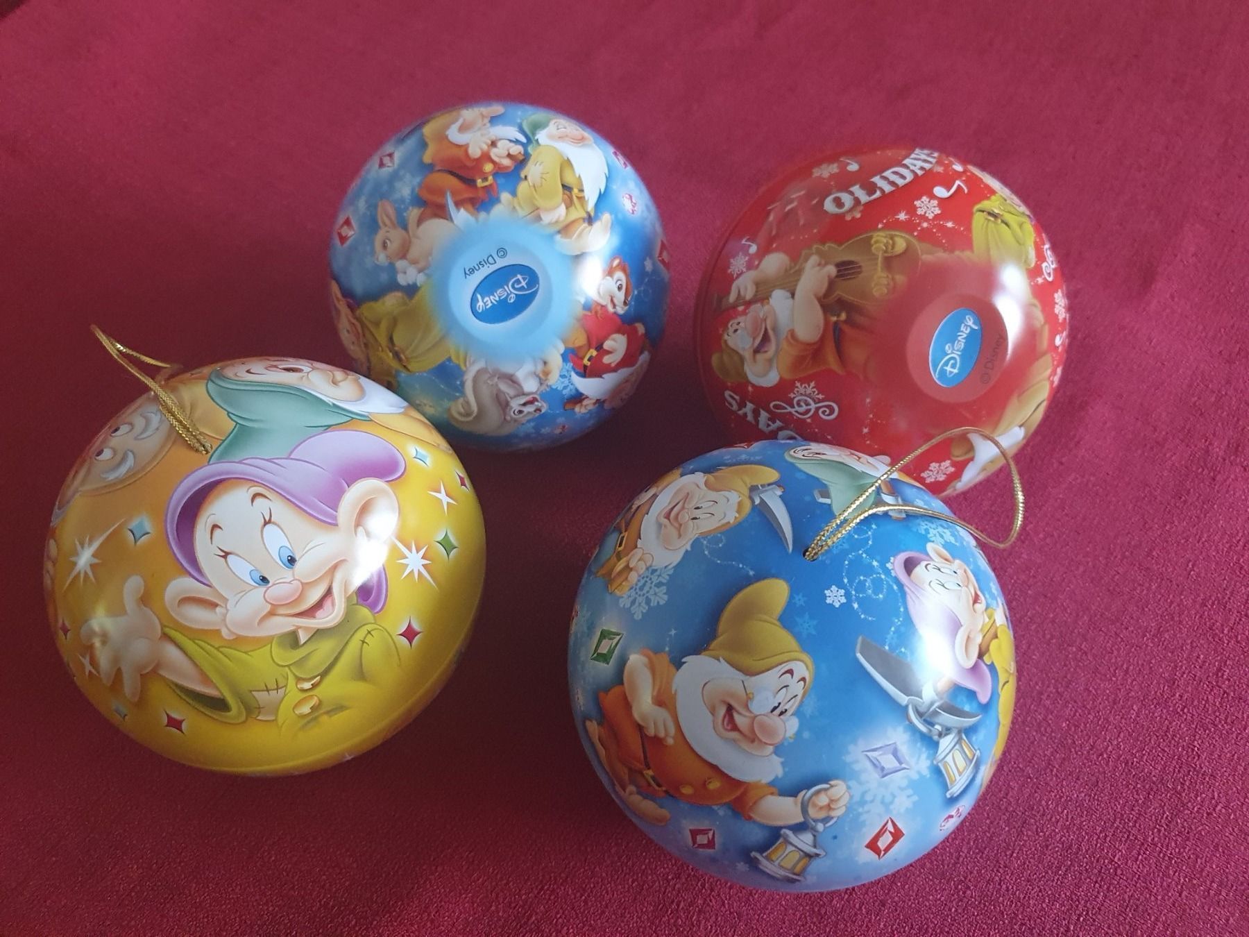 Disney Tutte le decorazioni: Disney Schneewittchen Blechkugeln 4er-Set Ø11cm Aufklappbar – Usato da Abtwil AG venduto da MaVo.0710 1