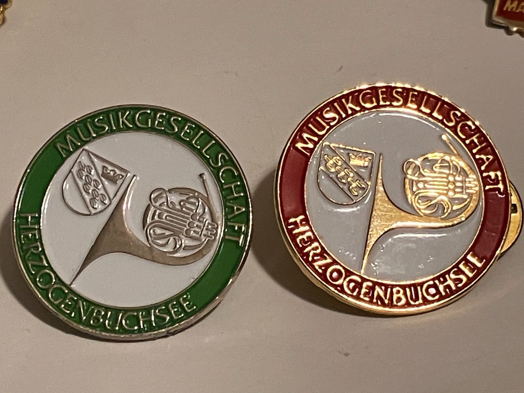 Placchette & Badge: 2 Pin Musikgesellschaft MG Herzogenbuchsee – Usato da Basel venduto da djwwpp