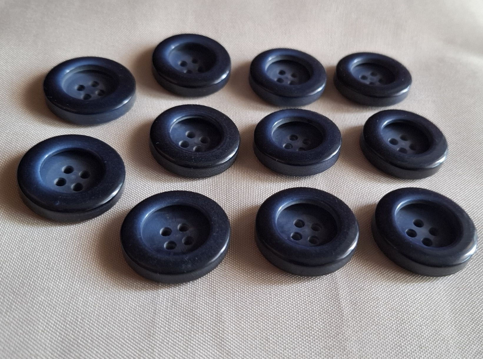 Bottoni: 11 Knöpfe, Blauschwarz, 28 mm. – Usato da Dietikon venduto da Hirschkopf 1