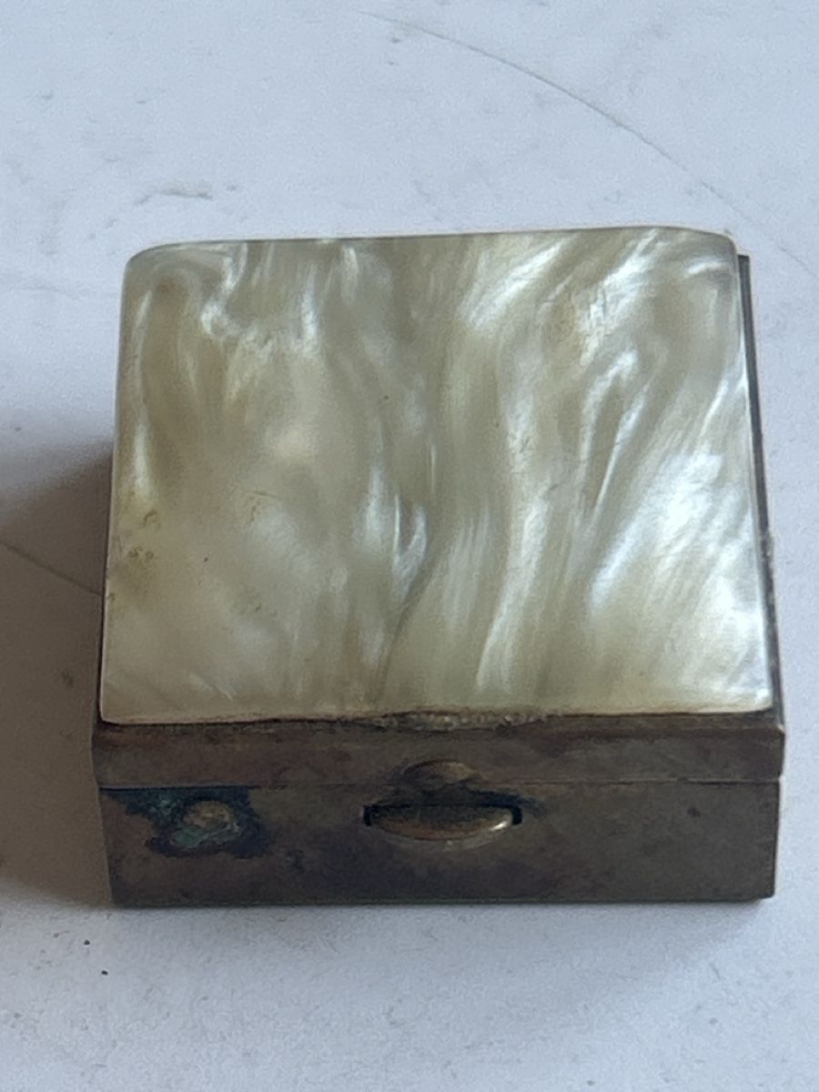 Tutte le decorazioni: Kleine Dose Messing Perlmutt Deckel alt (S28) – Usato da Neuenhof venduto da SchnaeppliAllerlei