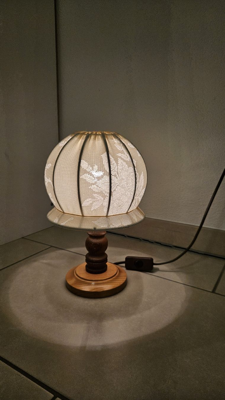 Lampes: Lampe Stoffschirm beige mit Blumenmuster – D'occasion à Schaan par car_wrv2