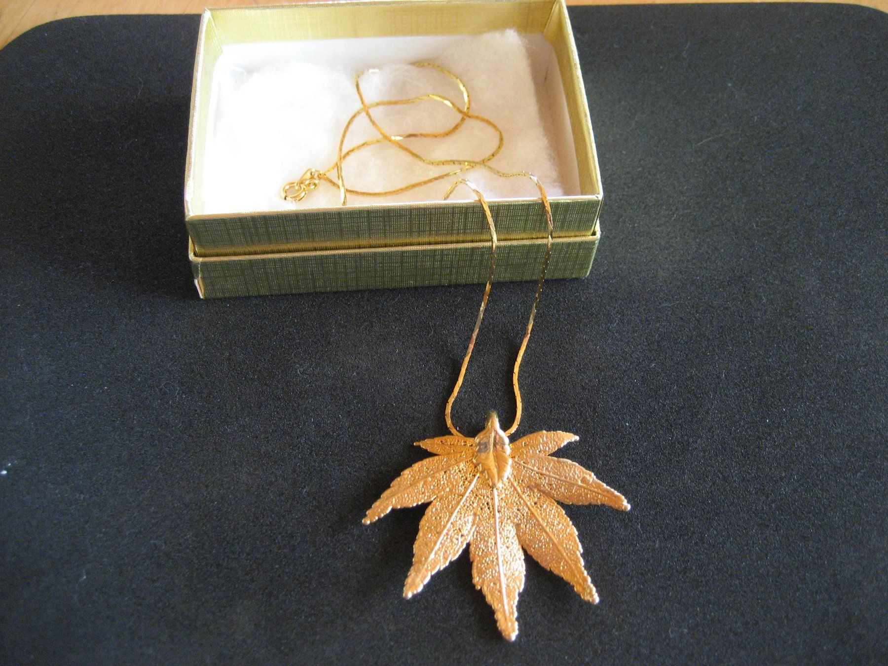 Catenine: Collier doré avec pendentif feuille d'érable, neuf – Nuovo e nell'imballaggio originale da Delémont venduto da marryb 1
