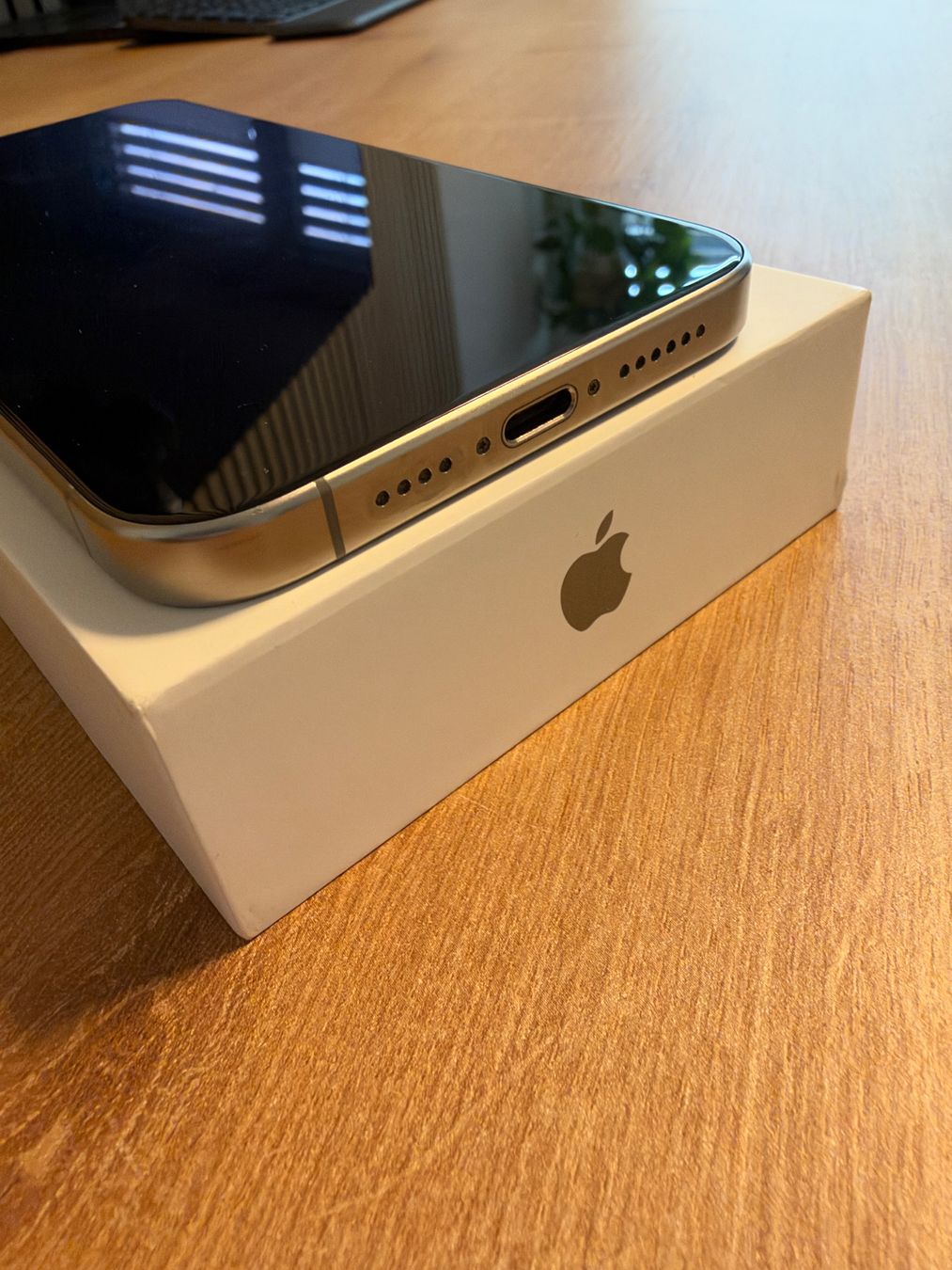 Apple Telefoni cellulari / Smartphones: iPhone 15 Pro Max | White Titanium | 256 GB – Usato da Reinach BL venduto da Remox19 3